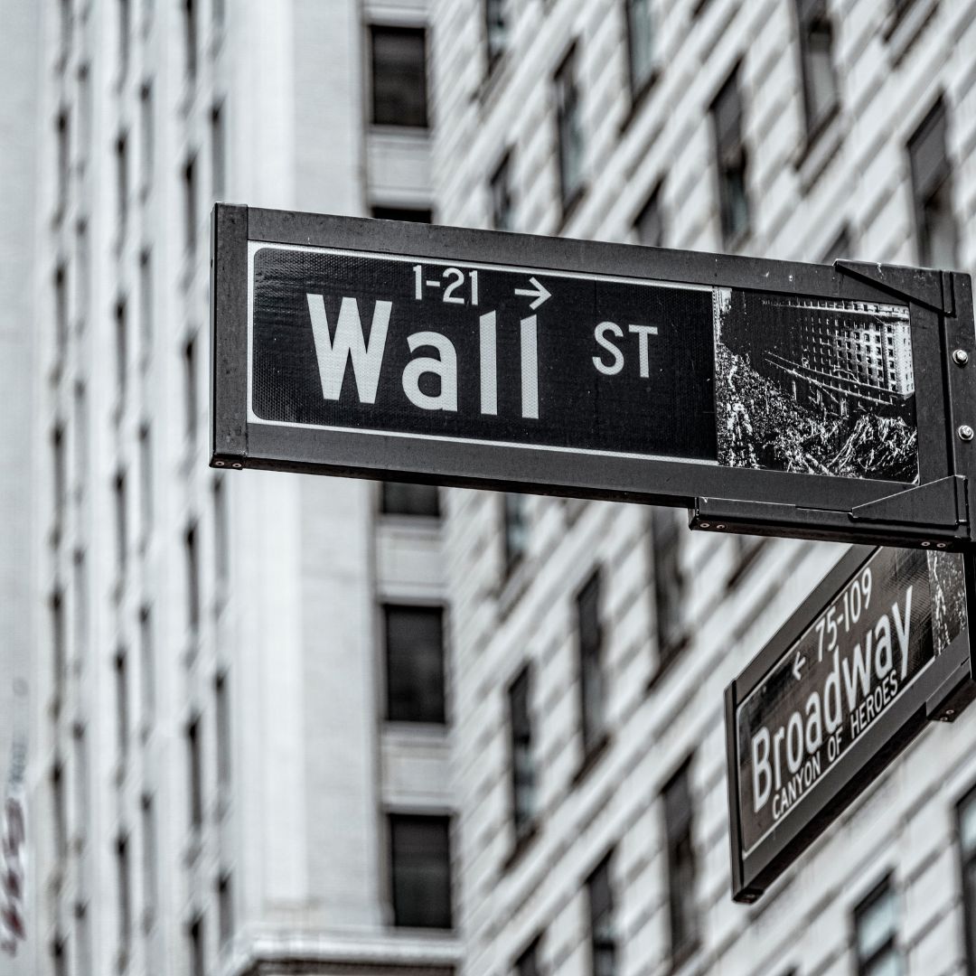 Wall Street Analysts Turn Bearish on Gold After a Weak Jobs Report, While Retail Traders Stay Positive