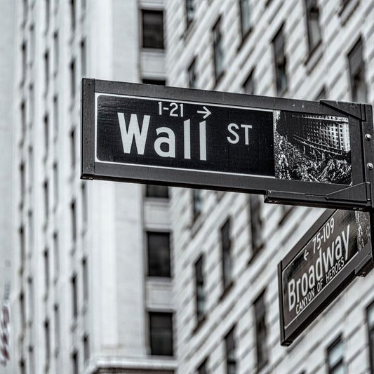 Wall Street Analysts Turn Bearish on Gold After a Weak Jobs Report, While Retail Traders Stay Positive