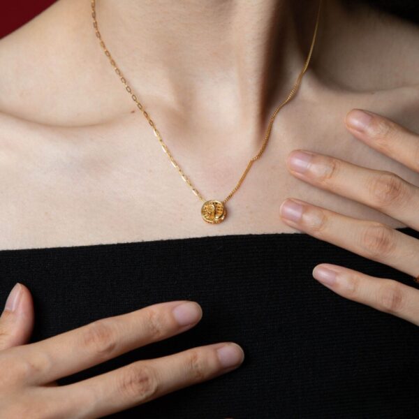 a model wearing 916 gold rose swan necklace gold jewellery in singapore