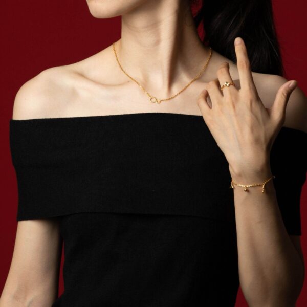 a model wearing 999 gold infinity necklace gold jewellery in singapore